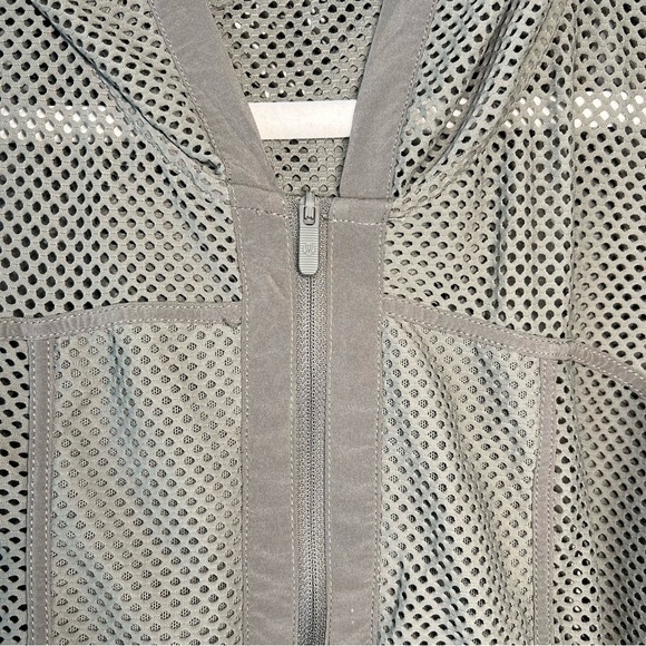 Lululemon Relaxed Fit Mesh Jacket Grey Sage / Size 6 - Picture 4 of 9